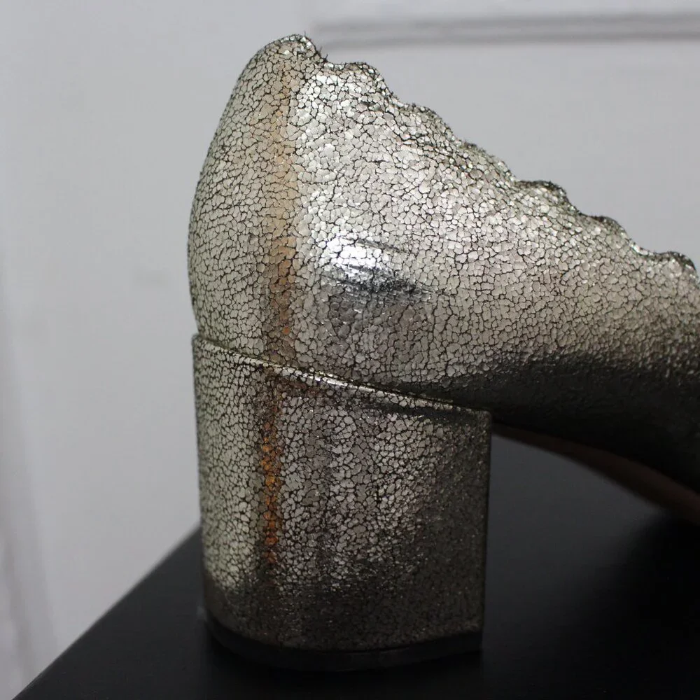 Chloe Lauren Scalloped pump in metallic gold - Picture 5 of 7